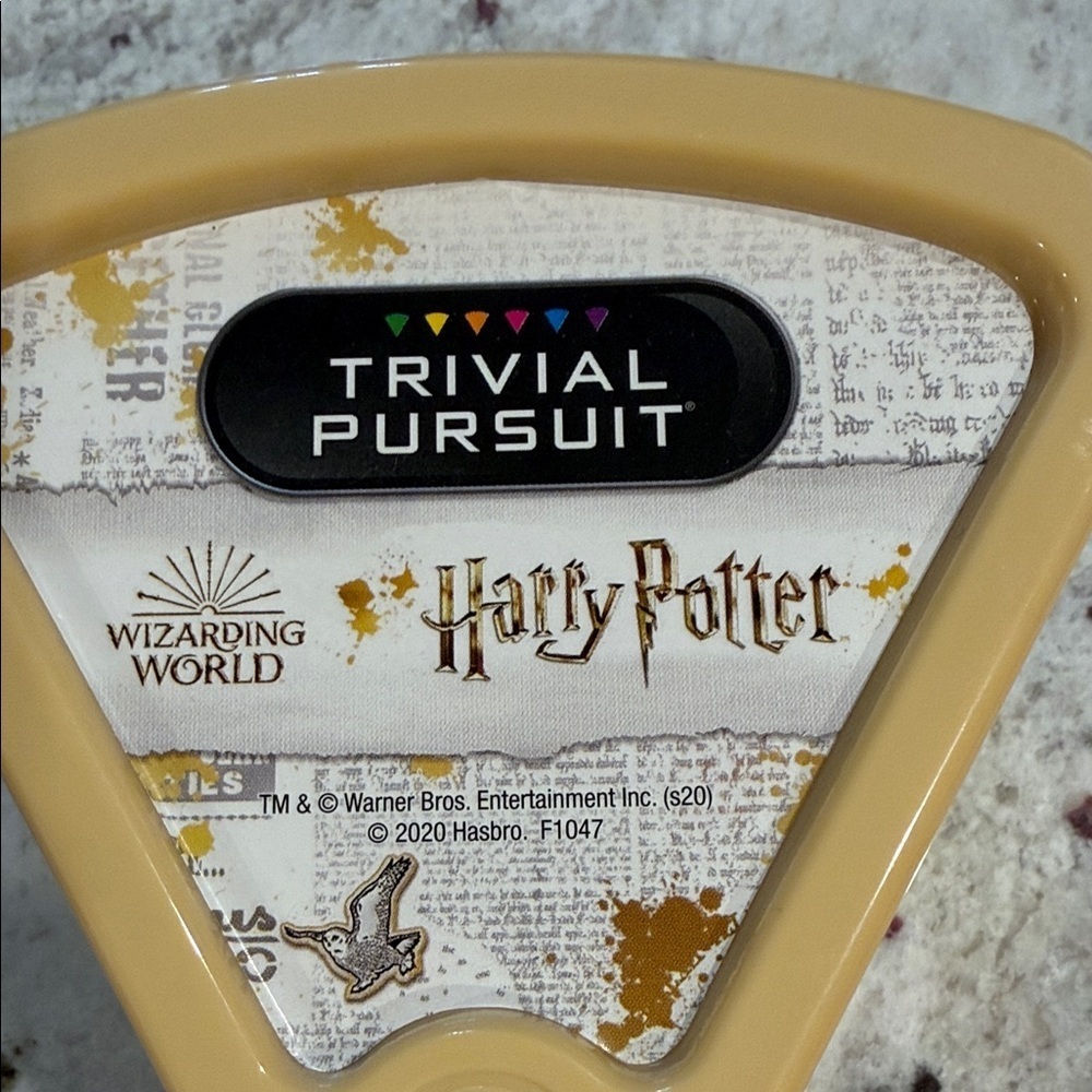 Trivial Pursuit Harry Potter Card Game - Yellow - Picture 2 of 7